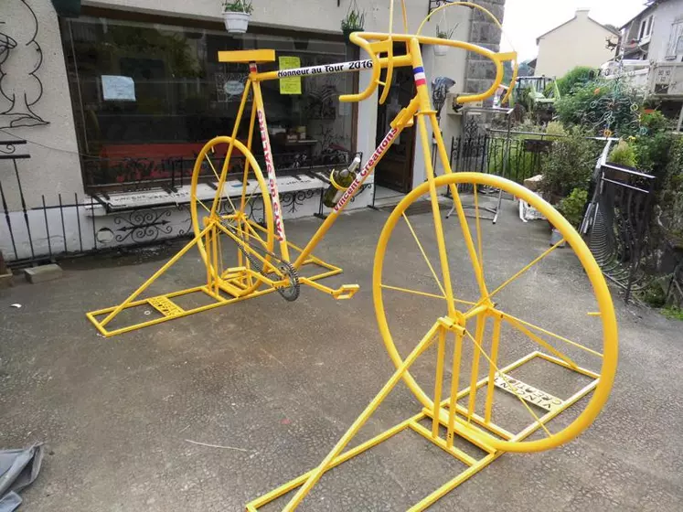 Une oeuvre originale de Vincent Créations, de plus de 80 kg, toute en acier, à laquelle l’artiste s’est consacré un mois durant et qui est visible depuis mardi à l’entrée de la cité sagranière.