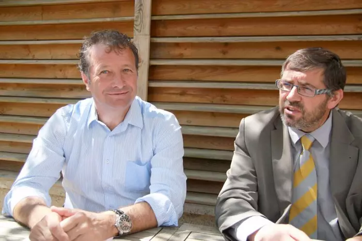 Philippe Fabre, président de l'association de la Transhumance entre Lot et Cantal, aux côtés de Pascal Moins de Groupama, partenaire.