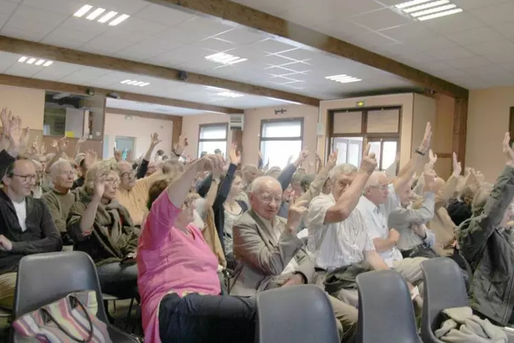 Les participants à l’assemblée générale ont voté à l’unanimité (moins une abstention) en faveur des statuts élargis de l’association. 