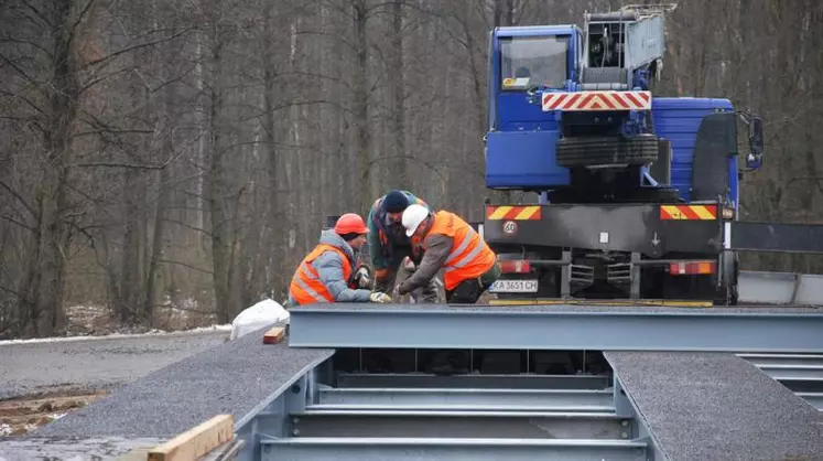 Pose d'un des trois ponts Unibridge® dans la région de Tchernihiv.