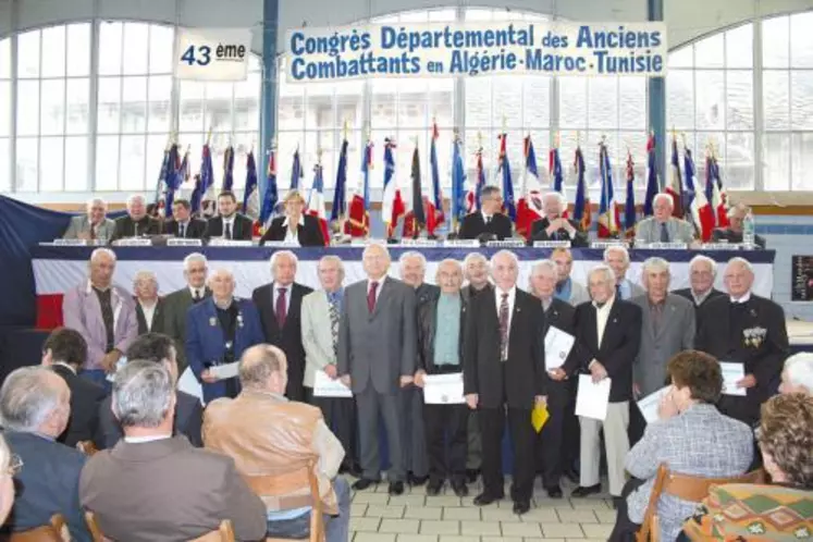 Le secrétaire d’état aux anciens combattants aux côtés du bureau de la Fnaca et des responsables récompensés pour 20 ans de fidélité.