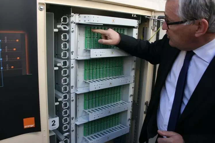 Bruno Janet explique le fonctionnement d’une armoire “fibre optique”.