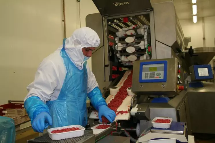 Photo d'archives. Chaîne de production steak haché à Covial (groupe Altitude).