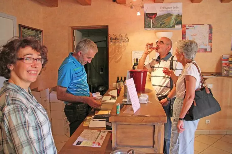 Dégustation du millésime 2012 avec Isabelle et Serge Broha, dans leur point de vente de la ferme de la Vidalie, à Vieillevie.