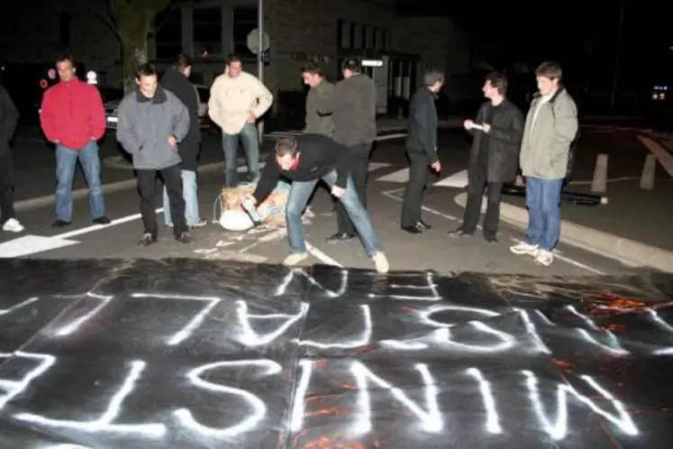 Les Jeunes agriculteurs ont accroché des banderoles sur les frontons de la DDAF et de la Trésorerie générale.