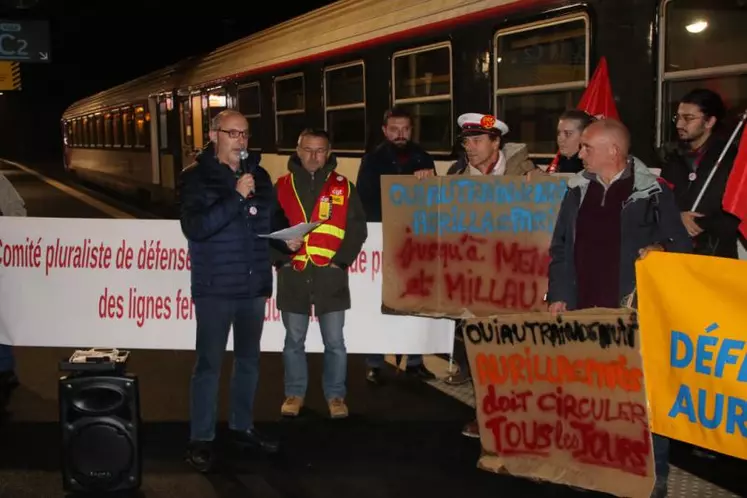 Après un week-end à Paris, accueil des voyageurs du train de nuit, sur le quai de la gare d'Aurillac.