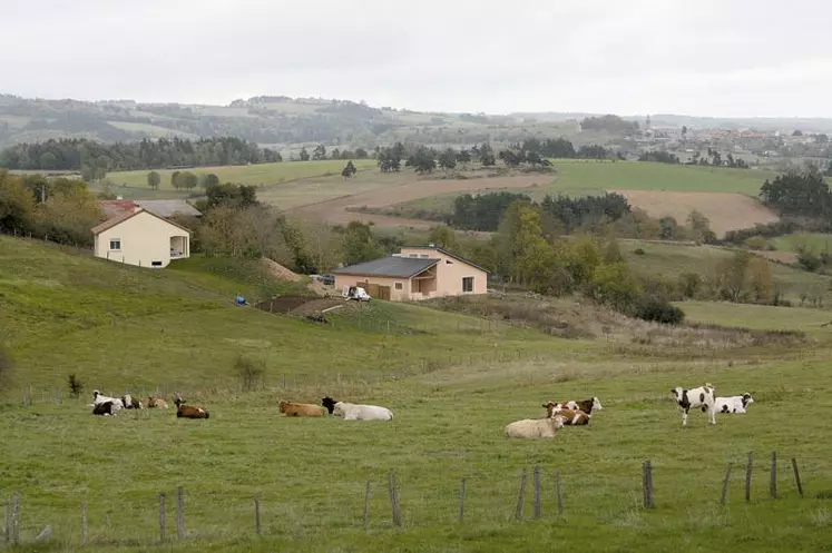 Une situation idyllique, en pleine nature, pour cette maison (à droite) apparemment comme les autres…