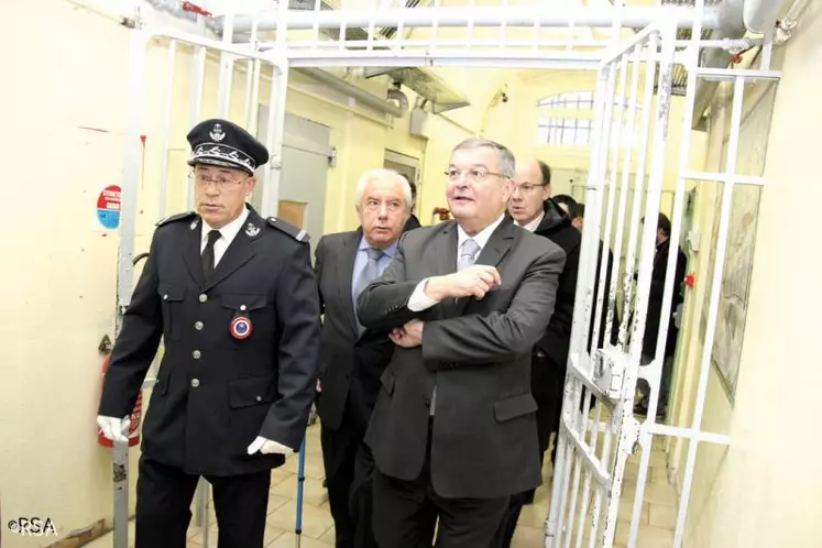 Michel Mercier a pris une décision à l’issue d’une visite complète de l’établissement, guidé par Patrick Dijoux, directeur.