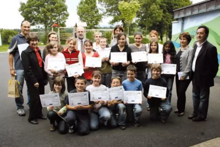 Les CM2 de Crandelles, vainqueurs du premier rallye mathématique du Cantal, ont gagné un séjour à Vulcania.