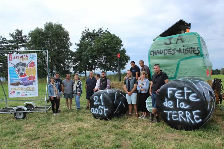 Une partie de l'équipe d'organisation sur le site où un tracteur en paille indique d'ores et déjà l'événement.