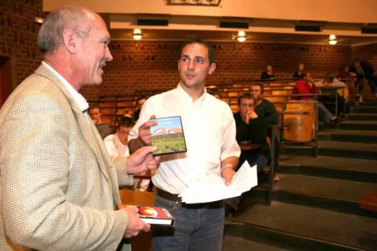 Projeté pour la première fois à l’amphithéâtre du lycée agricole d’Aurillac, en présence d’élèves et de partenaires, le film a été symboliquement remis à Julien Fau, président des Jeunes agriculteurs.