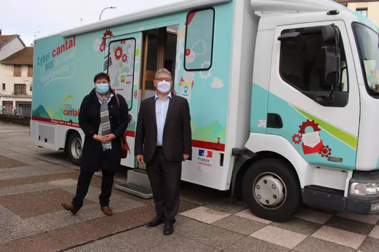 Sylvie Lachaize et Bruno Faure devant le bus numérique en cours d’équipement pour permettre la réalisation de tests PCR.