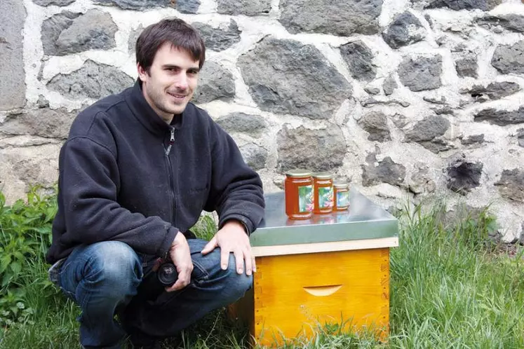 David Pigeon commercialise son miel dans des pots vendus au marché d’Aurillac et de Maurs.