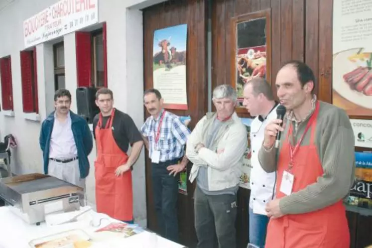 Eleveur, boucher et association Salers label rouge se sont retrouvés à Saint-Illide pour présenter la viande labellisée et la faire déguster.