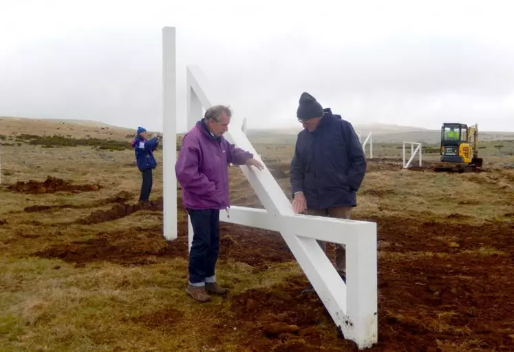 Les claies de l’artiste Camille Henrot sont en train d’être installées sur les estives de Pailherols.Blanches, elles disparaissent sous la neige et renaissent au printemps.