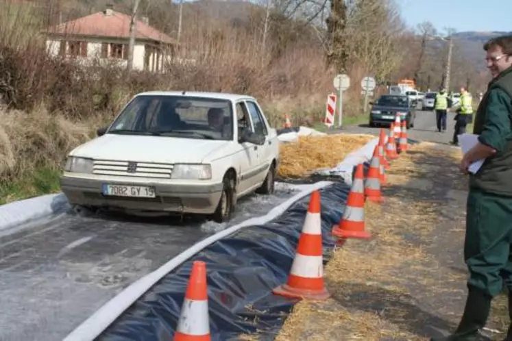 Un bain de soude et un rinçage imposés aux roues des véhicules sortant de la zone.