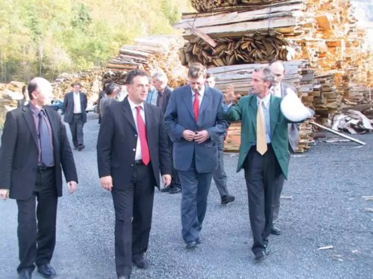 Rémi Bordet, à droite, fait découvrir son site de stockage à Jean-François Delage, préfet, et aux acteurs économiques du Cantal.