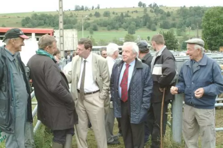 Le préfet Delage (en compagnie d'Alain Marleix) s’est longuement entretenu avec les éleveurs.