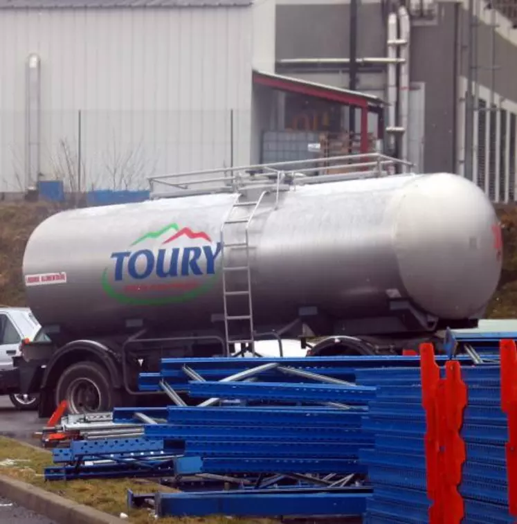 Le groupe Toury est l’actionnaire principal de la Société laitière de Mauriac, qui collecte annuellement 20 millions de litres de lait auprès de 130 producteurs et emploie une vingtaine de salariés.