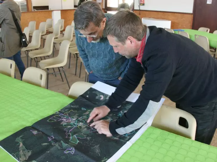 Yann Rolland (à droite) et la carte finale des échanges.