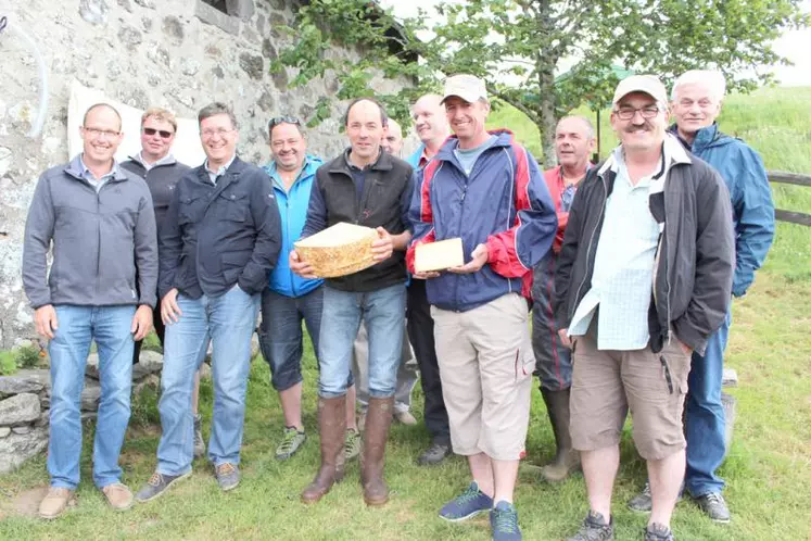 “Le Cantal est un superbe pays qui ressemble étrangement au nôtre. On reviendra !”, a assuré la délégation posant ici avec Jean-Paul Ausset.