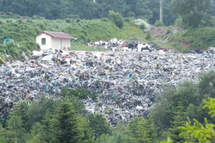 Ça déborde : il y a urgence à trouver une solution pour traiter les déchets de tout l’arrondissement.