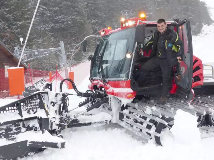 La station du Lioran n’a plus de secrets pour Pierre Pouderoux. Il dame les pistes skiables depuis 32 ans.