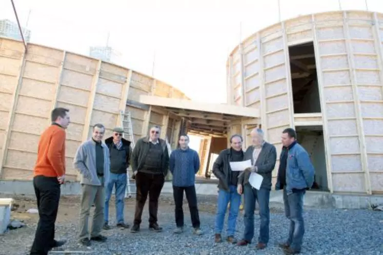 Réunion de chantier autour du maire du Fel, de l’architecte Jacques Lacombe et de Nigel Atkins. La nouvelle poterie ouvrira le 10 juin prochain.