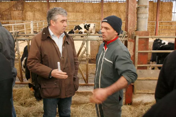 Vincent Descœur, président du Département, et Christophe Puech, éleveur laitier à Arpajon.