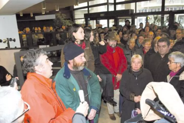 Vincent Descœur à la rencontre des manifestants : ici aux côtés de Michel Ters, agriculteur à Roumégoux qui a hébergé les deux clandestins.