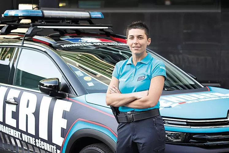 Élodie Charreire fin prête et en tenue pour le départ de la caravane publicitaire du Tour de France.