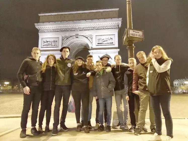 Les élèves ont célébré leur  victoire devant l'Arc de Triomphe.