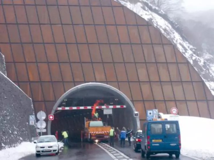 Dès le jeudi 17 janvier au matin, les poutres de gabarit actuelles étaient déposées.