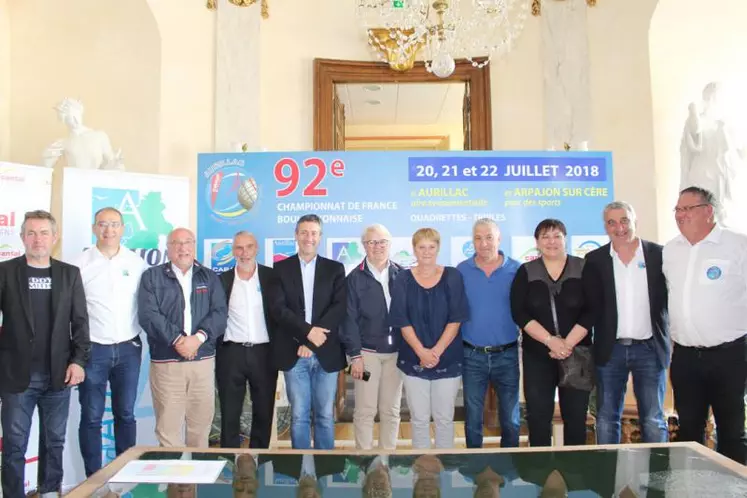 Organisateurs et partenaires ont présenté la manifestation en mairie d’Aurillac, capitale du parapluie et bientôt de la boule lyonnaise.