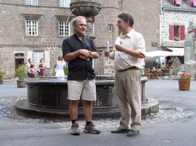 Le journaliste belge Nazim Alfatli (ici avec Bruno Faure) vient de tourner un reportage sur le Cantal.