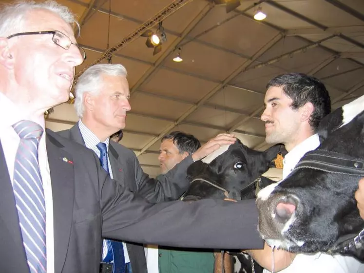 Le ministre de l’Agriculture Michel Barnier, ici aux côtés de Roger Blanc, devrait inaugurer la 17e édition du Sommet de l’élevage (photo d’archives).