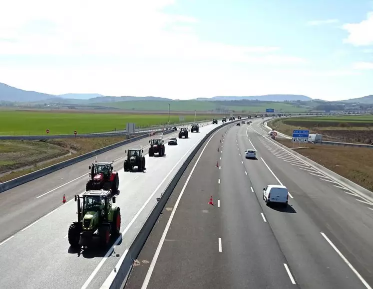 Des convois de tracteurs formant plusieurs kilomètres de ralentissement sur les autoroutes pour rejoindre Clermont-Ferrand et Lyon, comme témoins d’une mobilisation historique.