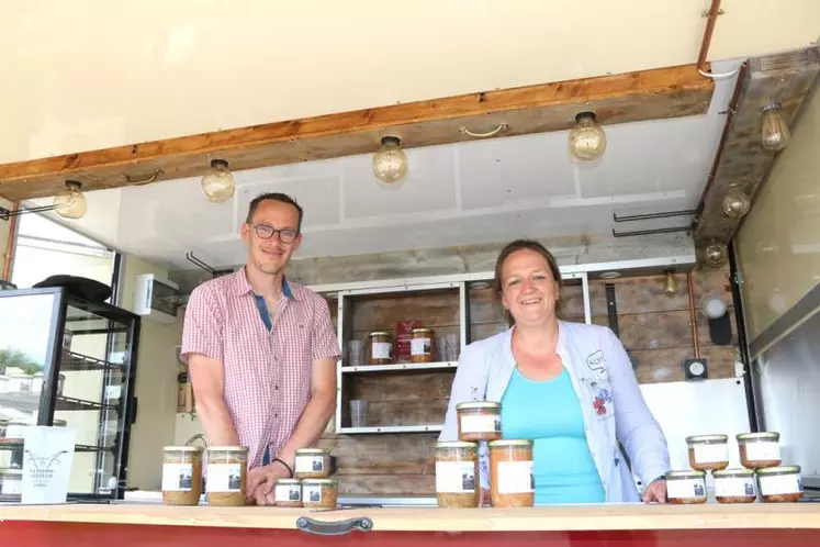 Thomas Gras et son épouse dans le food-truck de la Ferme du Graillou.