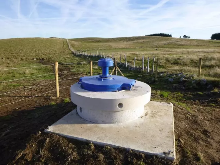 Source et son périmètre de protection immédiat clôturé sur Lugarde-Marchastel.