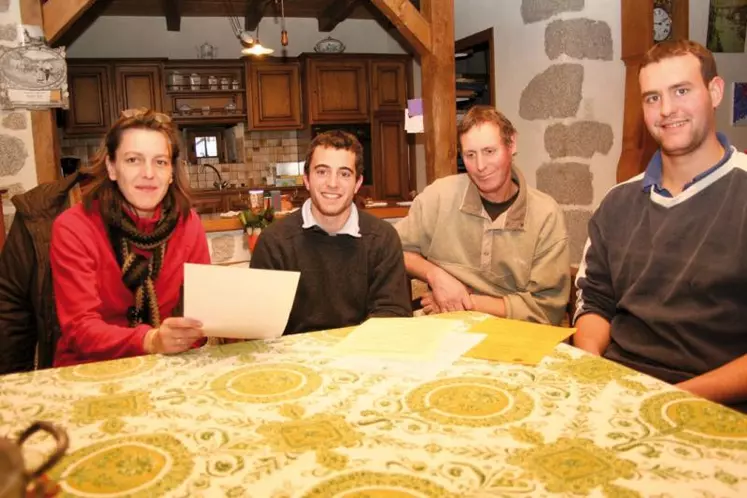 Sabine Courchinoux, animatrice de l'Atec, Christophe Estival, agent de remplacement, Julien et Christian Broussal, membres du Gaec de Jaulhac.