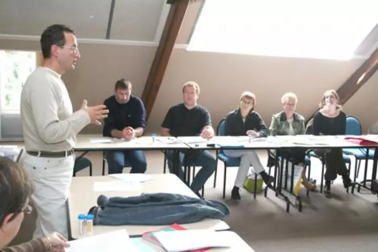 19 agriculteurs et agricultrices ont suivi une première formation de deux jours animée par Yves Arnaud.