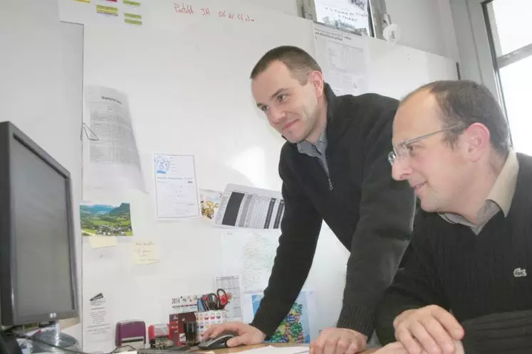 Benoît Julhes (debout) et Benoît Aurière : “Nous allons faire en sorte de minimiser la durée de la période actuelle de flottement dans la gestion des fonds à l’installation.”