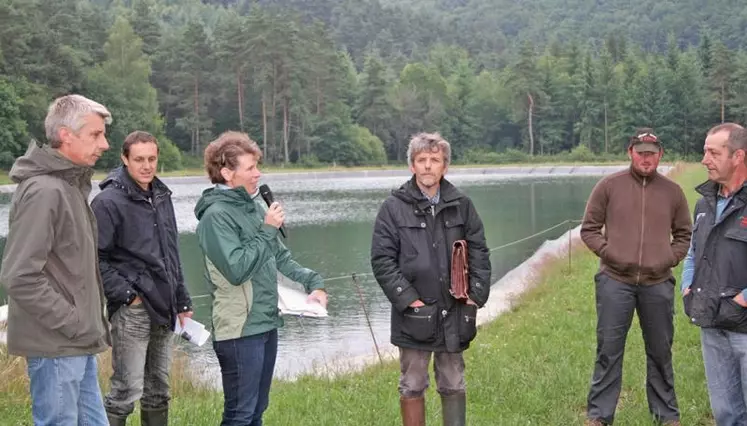 Jean-Marc Brunhes, à droite, a témoigné de son expérience lors de la journée organisée par le GVA de Lafeuillade-Montsalvy,
l’association des irrigants du Cantal et la SA-TPA.