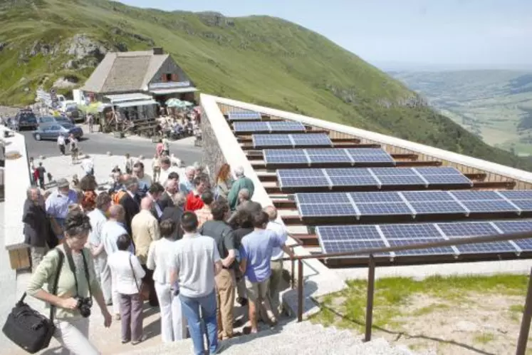 Autonome en énergie, la maison de site est équipée de panneaux solaires pour la production d’électricité.
