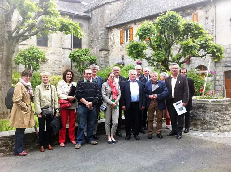 À Montsalvy, la commission au grand complet, accompagnée par les maires des trois communes prêtes pour le label.