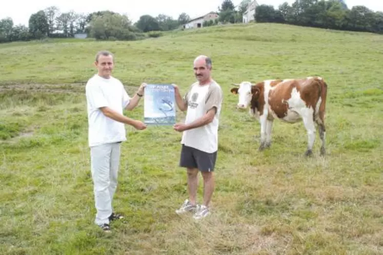 Gérard Troupel sur son exploitation des Garrigues de Nieudan, aux côtés de Vincent Vigier, technicien à la Chambre d’agriculture, chargé de l’animation de Bio 15, présentent l’affiche de la prochaine foire bio.