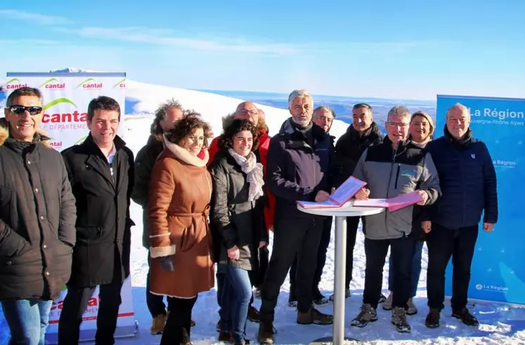 Une signature "en plein air", en sortie de la gare supérieure du téléphérique. Le décryptage du nouveau dispositif et la ventilation de l'enveloppe étaient détaillés ensuite, à la patinoire du Lioran.