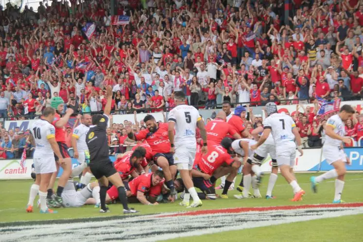 On joue depuis 19 minutes. Le pack aurillacois emporte tout et Latuka Maituku plante le premier essai du match.