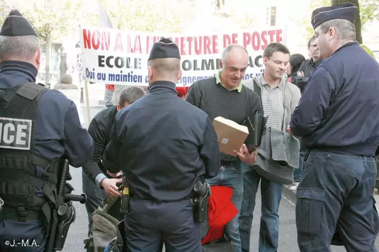 Les forces de l’ordre ont filtré l’accès au CDEN pour éviter tout débordement et sécuriser le bâtiment de l’État.