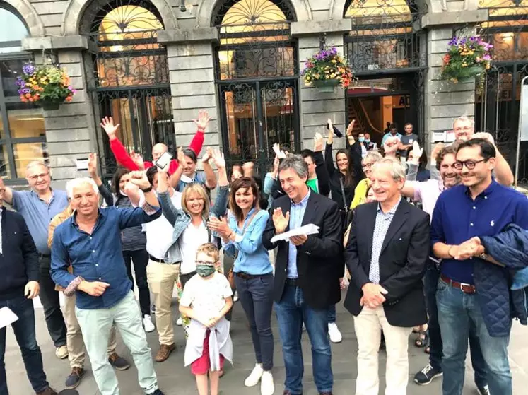 La liesse de la victoire l’a emporté sur le respect des gestes barrière pour l’équipe de Pierre Mathonier qui a salué des colistiers soudés et efficaces.